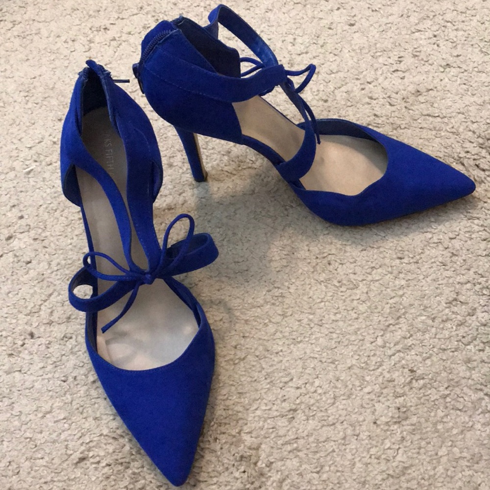 Blue suede shoe with bow detail